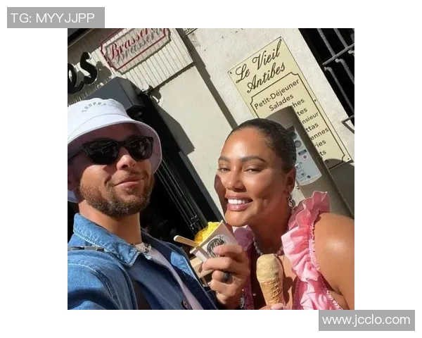 南美足球明星与女单选手亲密合影展现运动魅力与友谊之美