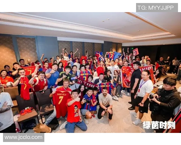 新浪微博热议足球明星背后的故事与成就,球迷互动不断引发关注与讨论 新浪微博热议足球明星背后的故事与成就,球迷互动不断引发关注与讨论