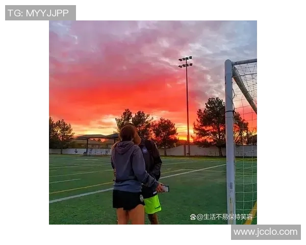 笑脸头像下的足球明星男孩展现青春活力与梦想追逐之路 笑脸头像下的足球明星男孩展现青春活力与梦想追逐之路